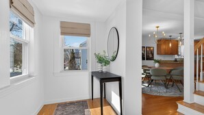 Een modern interieur met een eethoek, keuken en een trap.