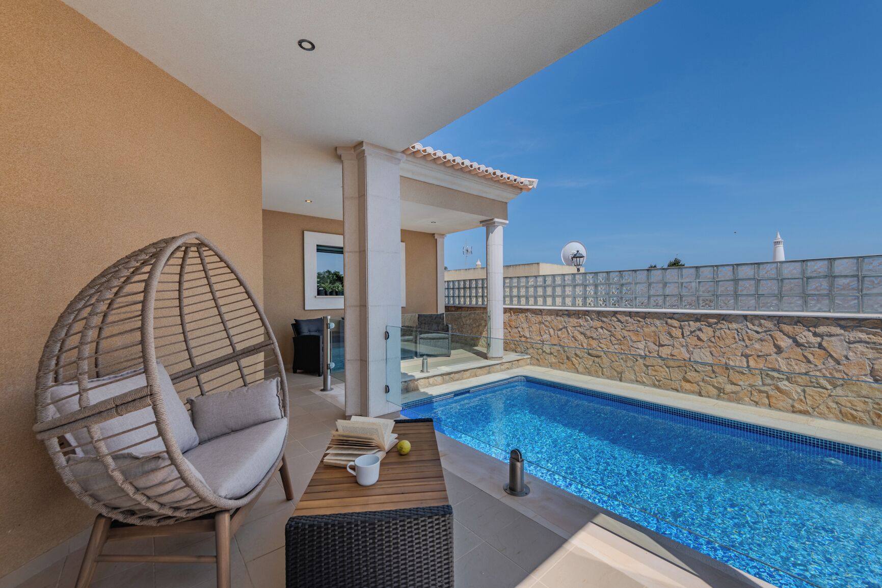 Una piscina al aire libre