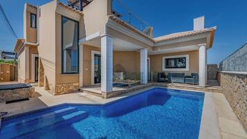 Villa familiare, letti multipli, vista mare | Ferro/asse da stiro, Wi-Fi gratuito