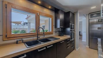 Vila família, várias camas, vista para o mar | Cozinha privada