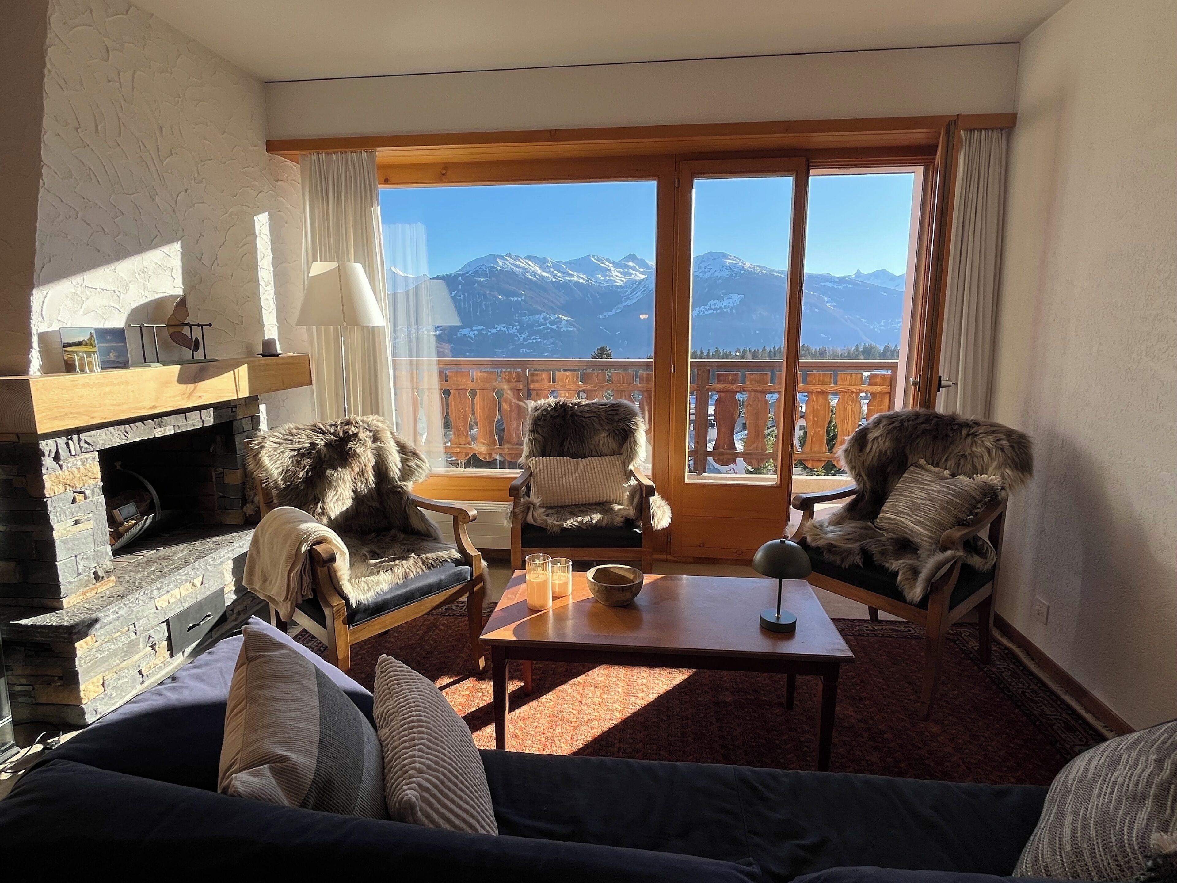 Älytelevisio, takka, kirjoja