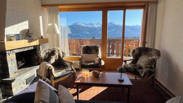 Älytelevisio, takka, kirjoja