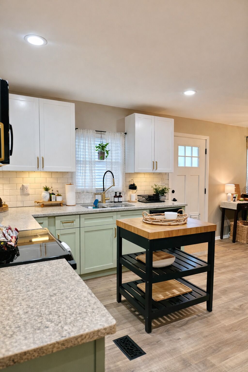 Mikroaaltouuni, uuni, liesi, astianpesukone