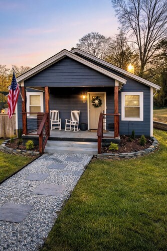 8 mins to Downtown • Bike to trails • 10 mins to TR • Prime location!