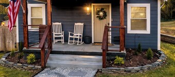 8 mins to Downtown • Bike to trails • 10 mins to TR • Prime location!