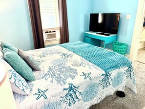 2 bedrooms, iron/ironing board, WiFi, bed sheets - Walking distance to the beach! (Galveston)