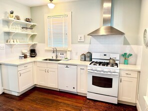 Microwave, oven, stovetop, dishwasher - Walking distance to the beach! (Galveston)