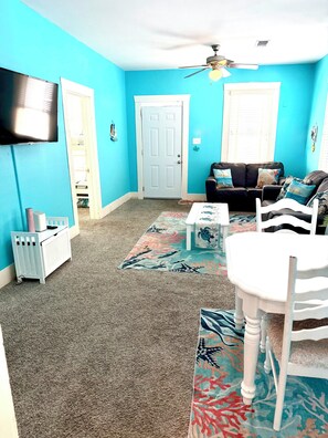 TV - Walking distance to the beach! (Galveston)