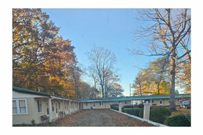 Exterior - Lakeside Heritage Resort (Carp Lake)