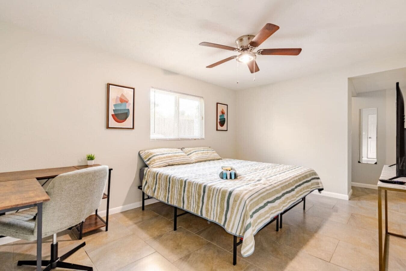 Desk, iron/ironing board, WiFi, bed sheets