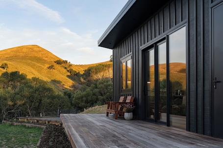 Terras. A cosy farm retreat with breathtaking views, close to wildlife attractions.
