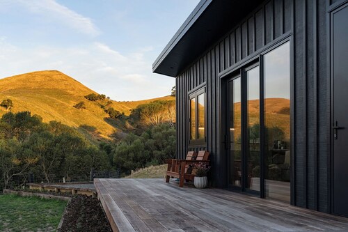 A cosy farm retreat with breathtaking views, close to wildlife attractions.