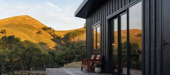 A cosy farm retreat with breathtaking views, close to wildlife attractions.