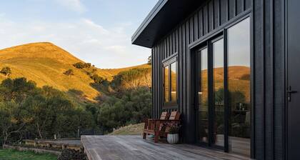 A cosy farm retreat with breathtaking views, close to wildlife attractions.