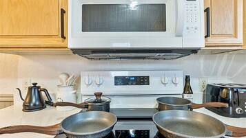 Refrigerador, microondas, horno y parrilla de estufa