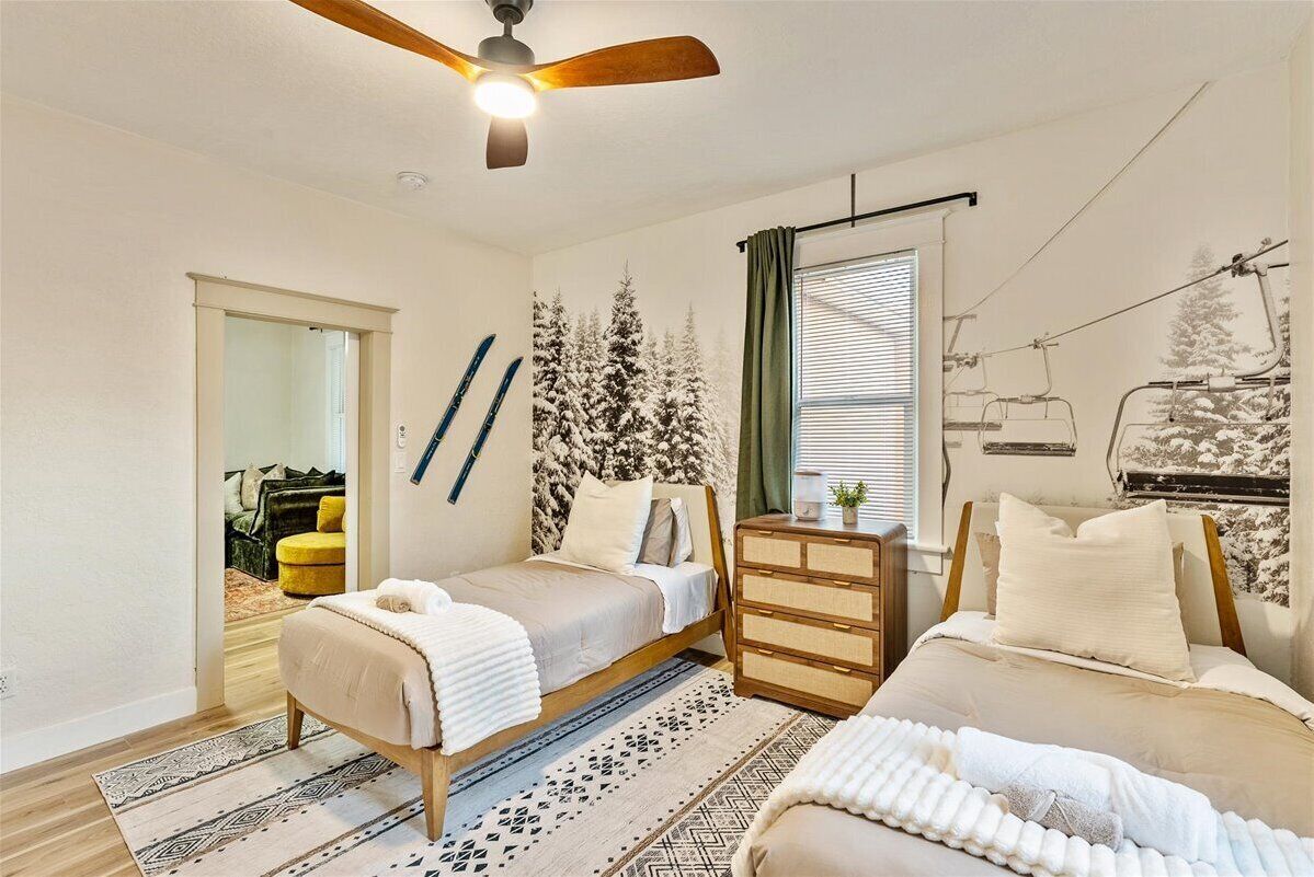 3 dormitorios, tabla de planchar con plancha, cuna de viaje