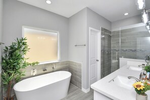 Secadora de cabello, toallas, papel de baño 