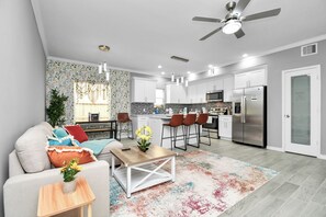Living area - Enjoyable 6-bedroom house with AC in vibrant Houston (Houston)