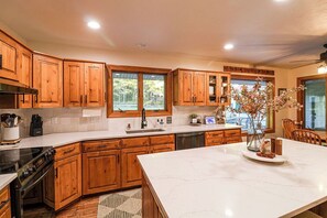 Microwave, oven, stovetop, dishwasher - Fabulous 6-bedroom farmhouse in charming Ririe, perfect for groups! (Ririe)