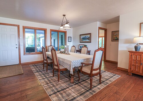 Fabulous 6-bedroom farmhouse in charming Ririe, perfect for groups!