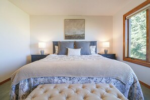 Iron/ironing board, internet, bed sheets - Fabulous 6-bedroom farmhouse in charming Ririe, perfect for groups! (Ririe)