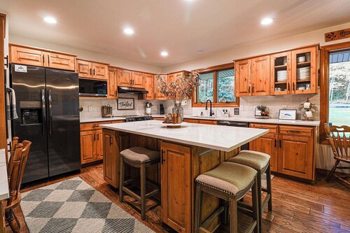 Fabulous 6-bedroom farmhouse in charming Ririe, perfect for groups!