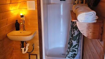 Douche, serviettes fournies, savon, papier toilette