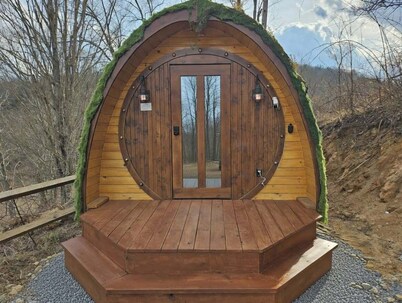 The Little Shire at Highland Hideaways - Hobbit House - Arcade & Theater
