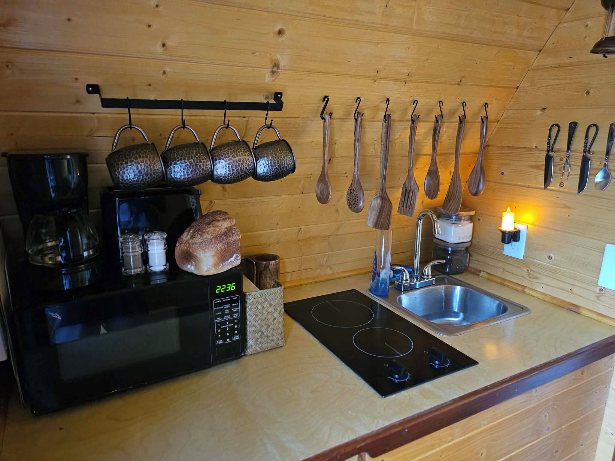 Een koelkast, een microgolfoven, een kookplaat