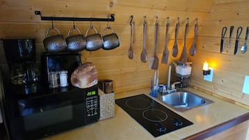 Een koelkast, een microgolfoven, een kookplaat