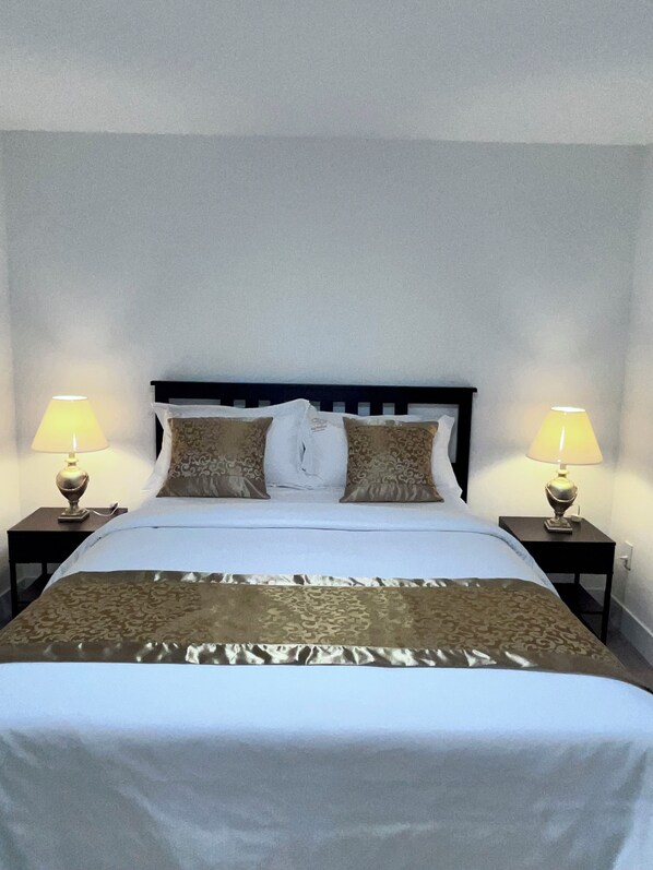 1 bedroom, iron/ironing board, WiFi, bed sheets -  Peaceful Garden suite+ parking,20 mins to Airport (Delta)