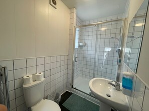 Douche, séchoir à cheveux, serviettes fournies, papier de toilette