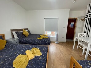 1 chambre, fer et planche à repasser, Wi-Fi, draps fournis