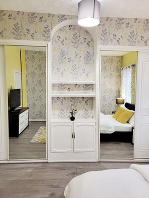 2 habitaciones, tabla de planchar con plancha, wifi y ropa de cama 