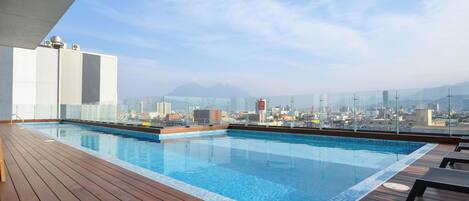 En säsongsöppen utomhuspool