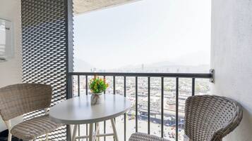 Suite clásica, balcón, vista a la ciudad | Balcón