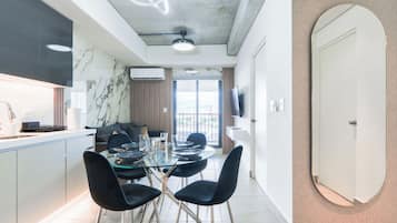 Suite, Balcony, City View | Living area