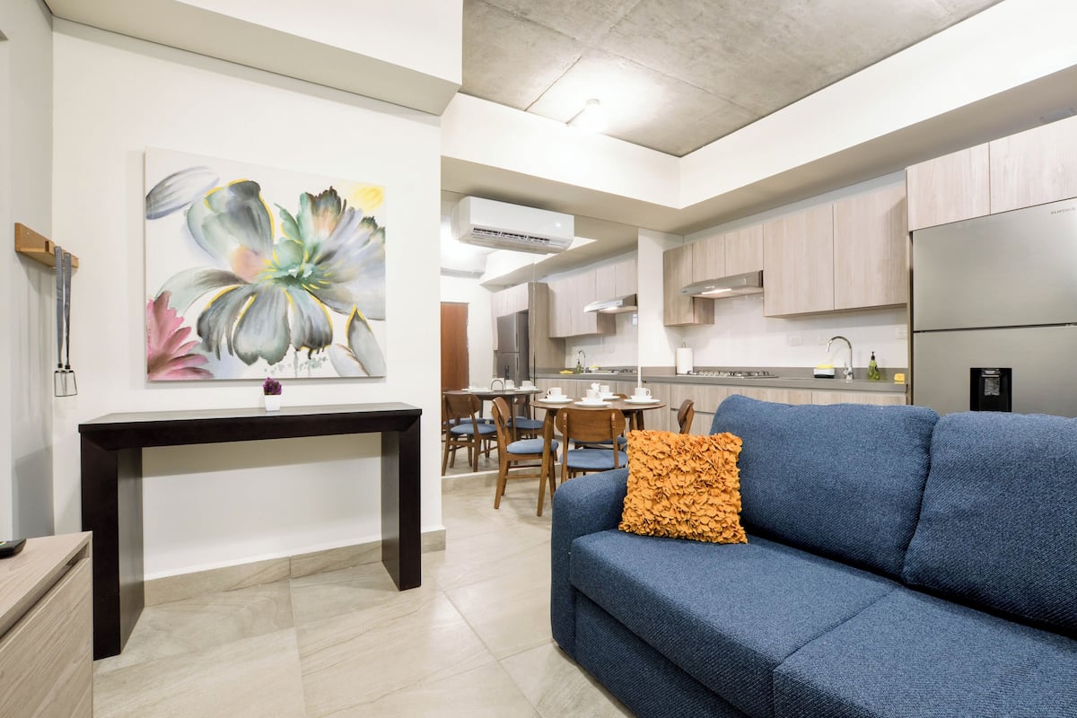 Business Suite, Balcony, City View | Living area