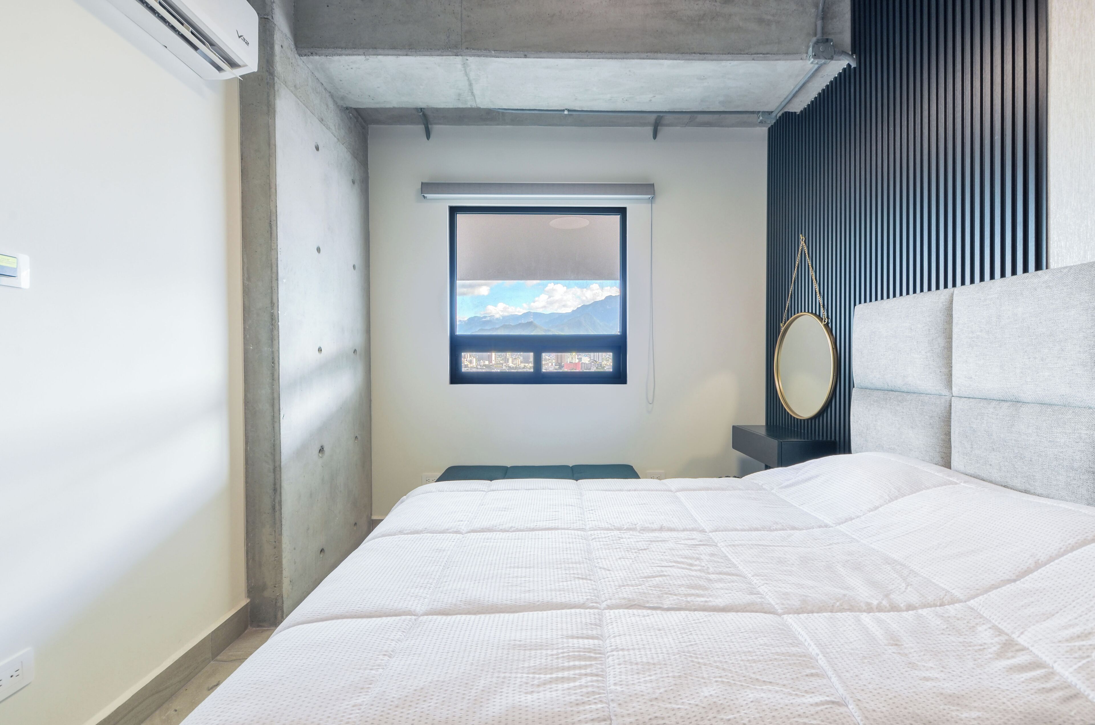 Suite, balcón, vista a la ciudad | Espacio para trabajar con laptop, wifi gratis y ropa de cama 