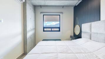 Suite, balcón, vista a la ciudad | Espacio para trabajar con laptop, wifi gratis y ropa de cama