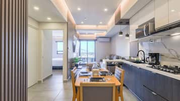 Suite Confort, balcón, vista a la ciudad | Área de sala de estar