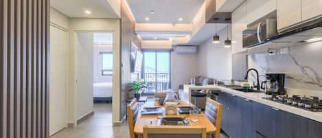 Suite Confort, balcon, vue sur la ville | Aire de séjour