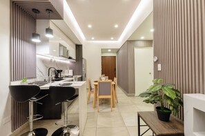 Comfort Suite, Balcony, City View | Living area