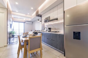 Suite Confort, balcon, vue ville | Cuisine privée