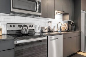 Fridge, microwave, oven, stovetop - Elegant Retreat in Historic Oak Park (Oak Park)