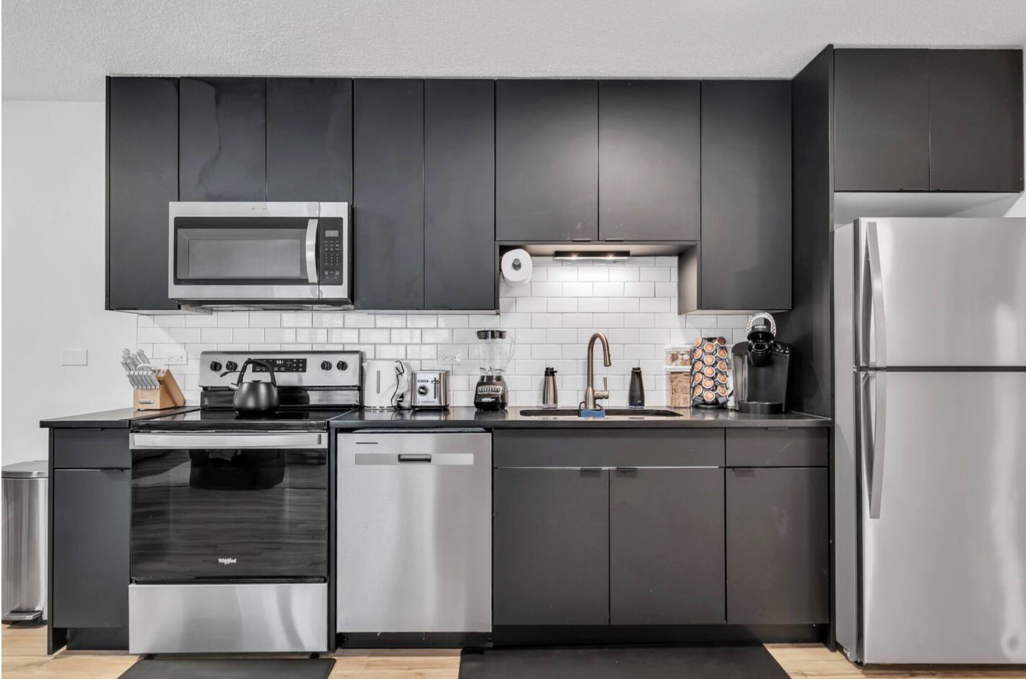 Kylskåp, mikrovågsugn, ugn och spishäll