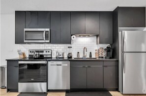 Geladeira, micro-ondas, fogão, cooktop