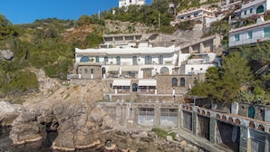 A coastal building with multiple balconies, a stone facade, and a view of the sea. - Villa La Torre in Massa Lubrense (Massa Lubrense)