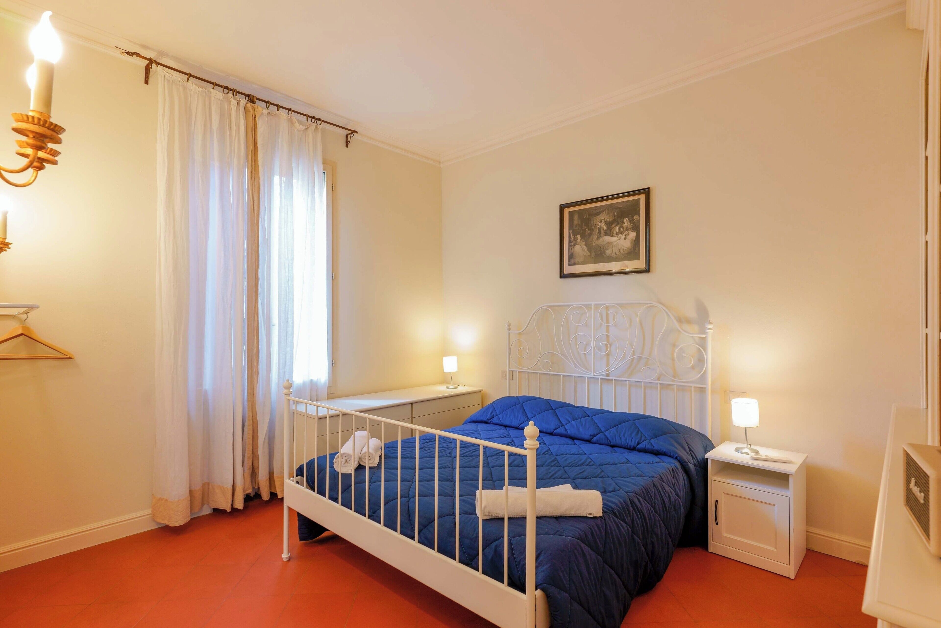 Cortinas blackout, tabla de planchar con plancha, cunas y wifi gratis 