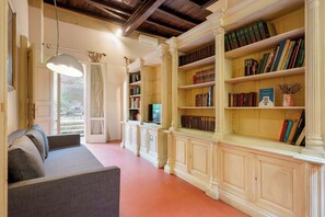 Appartement (Garden Retreat - Garden) | Coin séjour | Télévision à écran plat de 40 pouces avec chaînes numériques